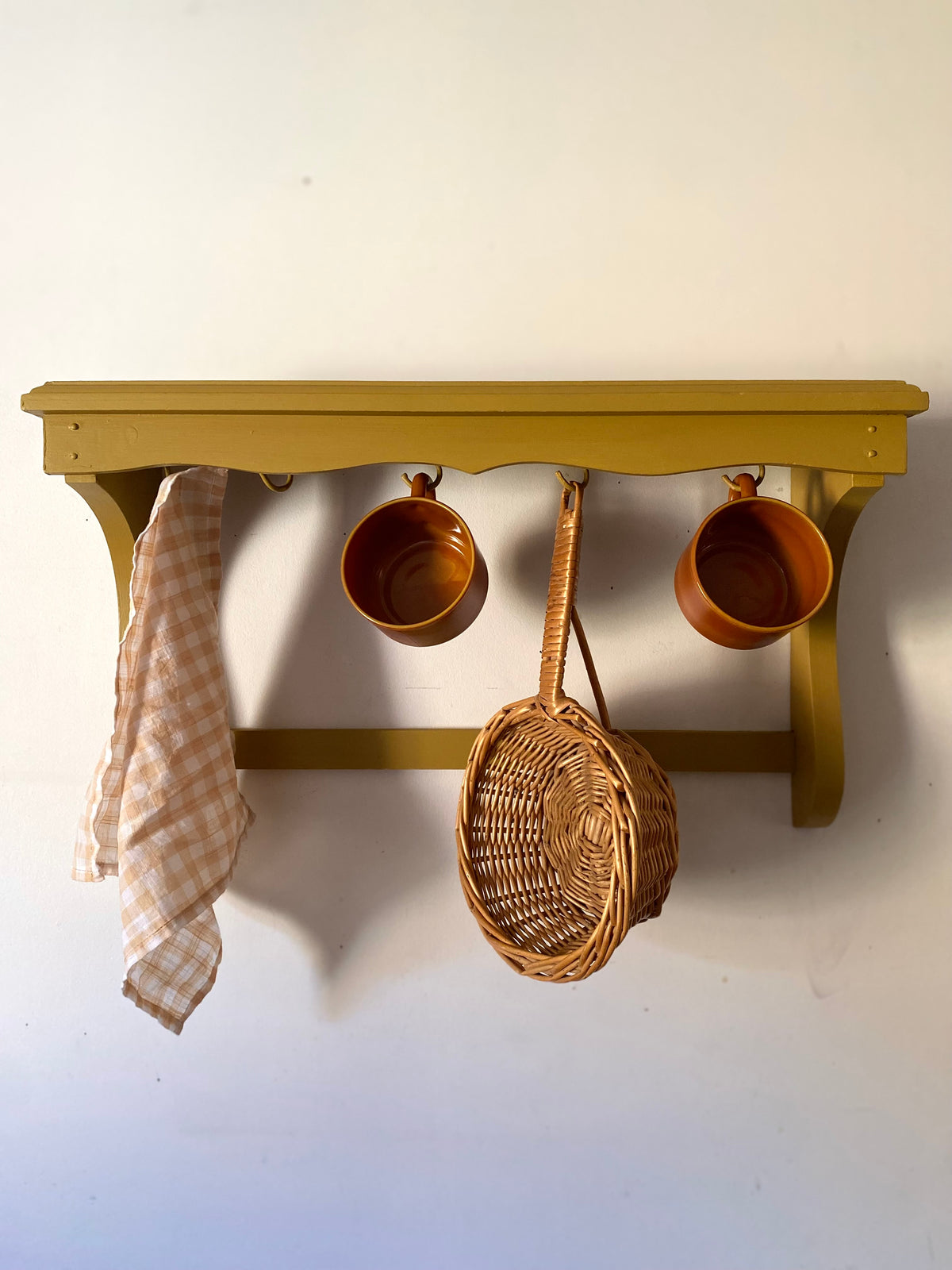 Étagère murale rustique, bois peint ocre moutarde