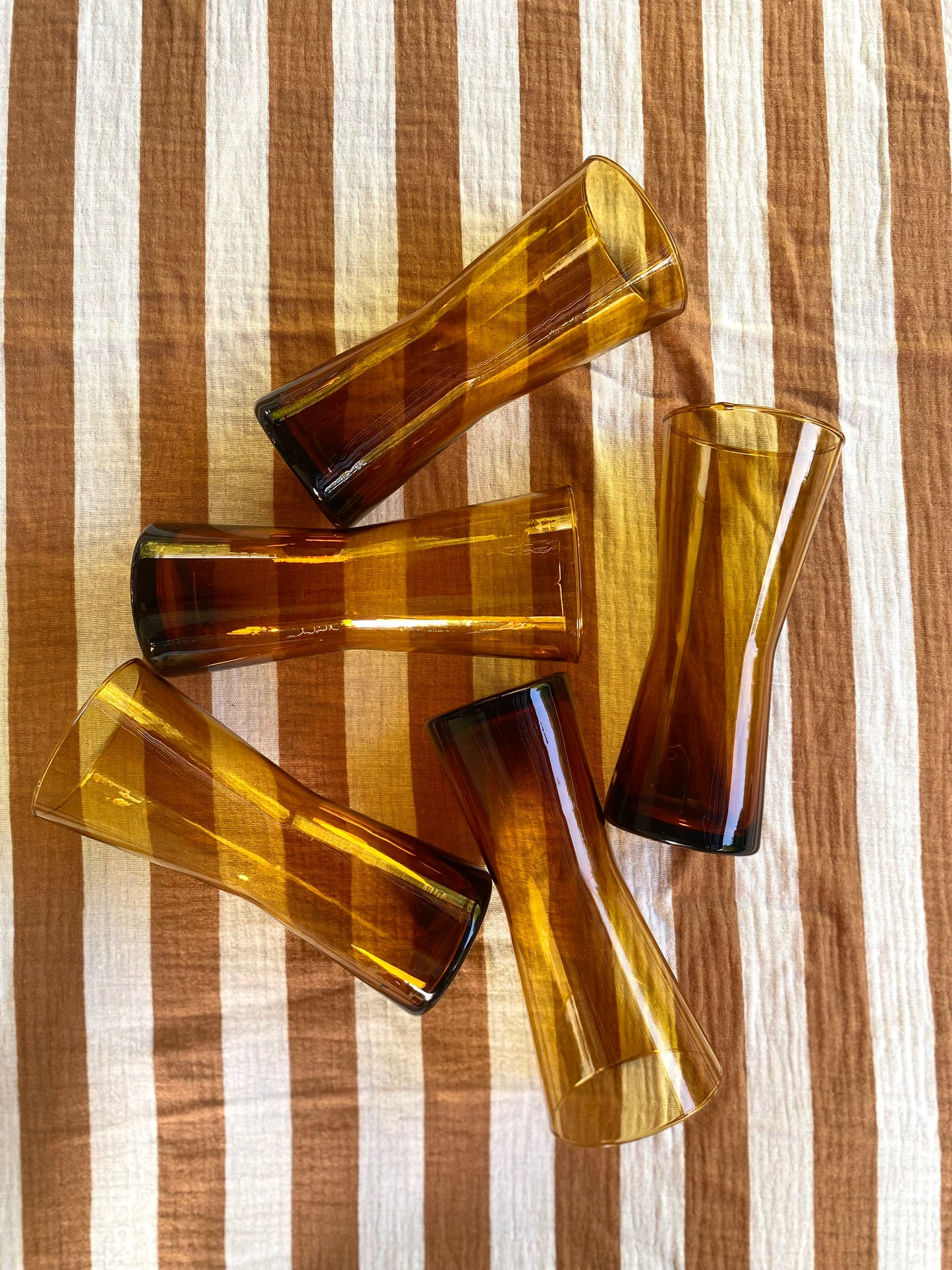 Service à orangeade vintage — pichet et 5 verres en verre soufflé ambré