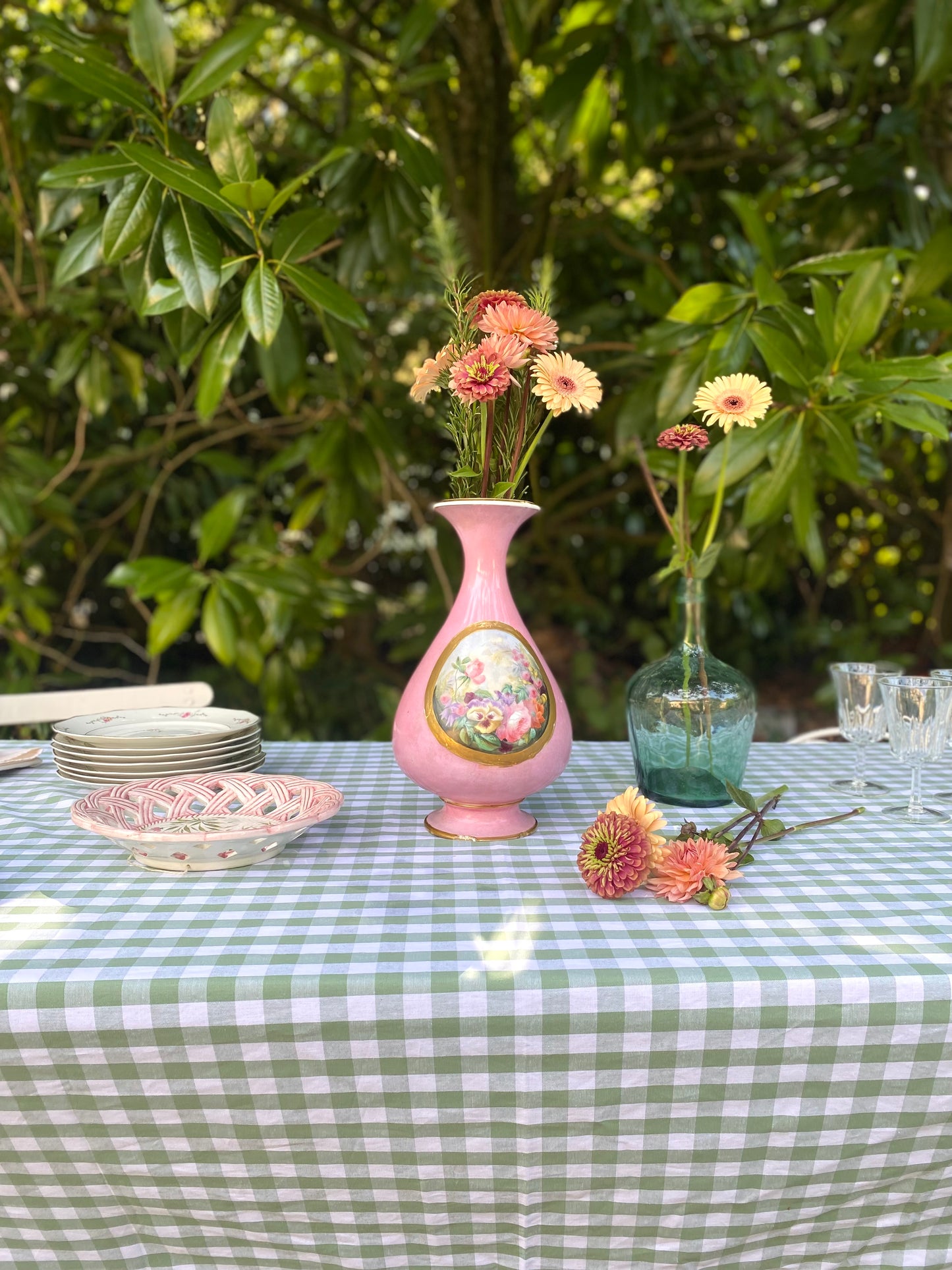 Vase balustre en porcelaine à fond rose, médaillon floral peint XIXe siècle.