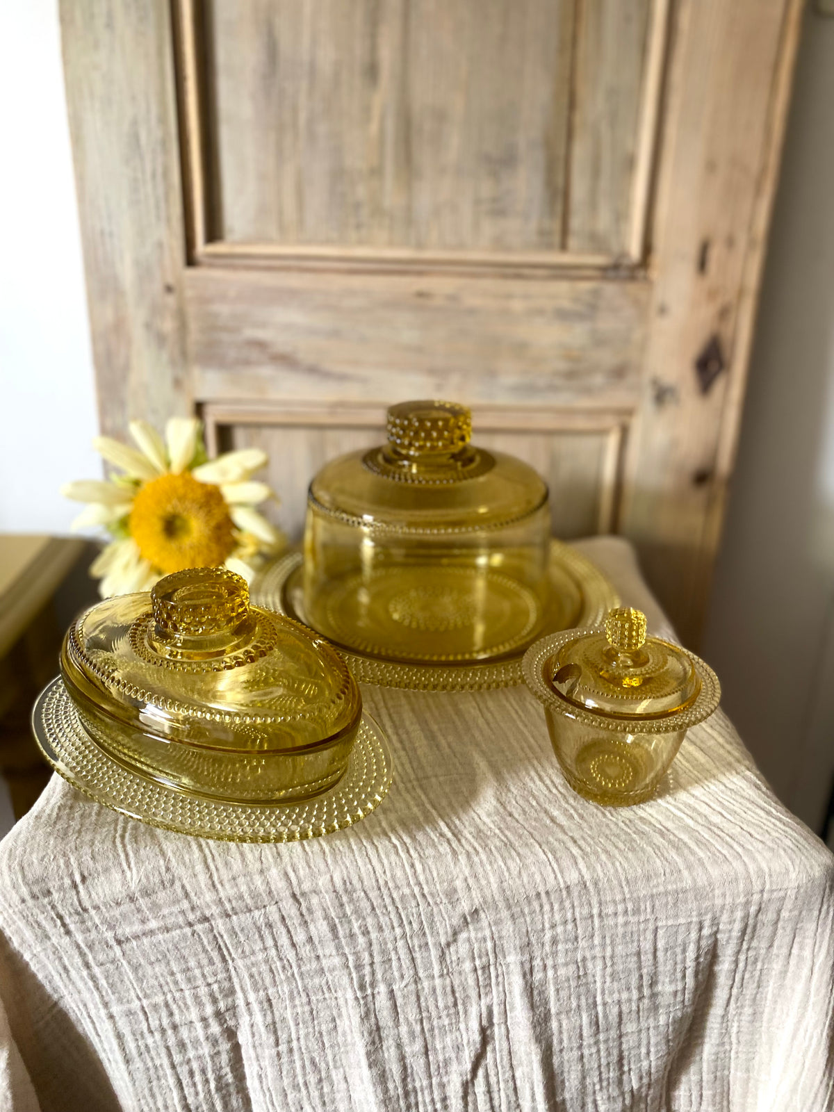 Beurrier ovale en verre ambré moulé, décor perlé - 1960