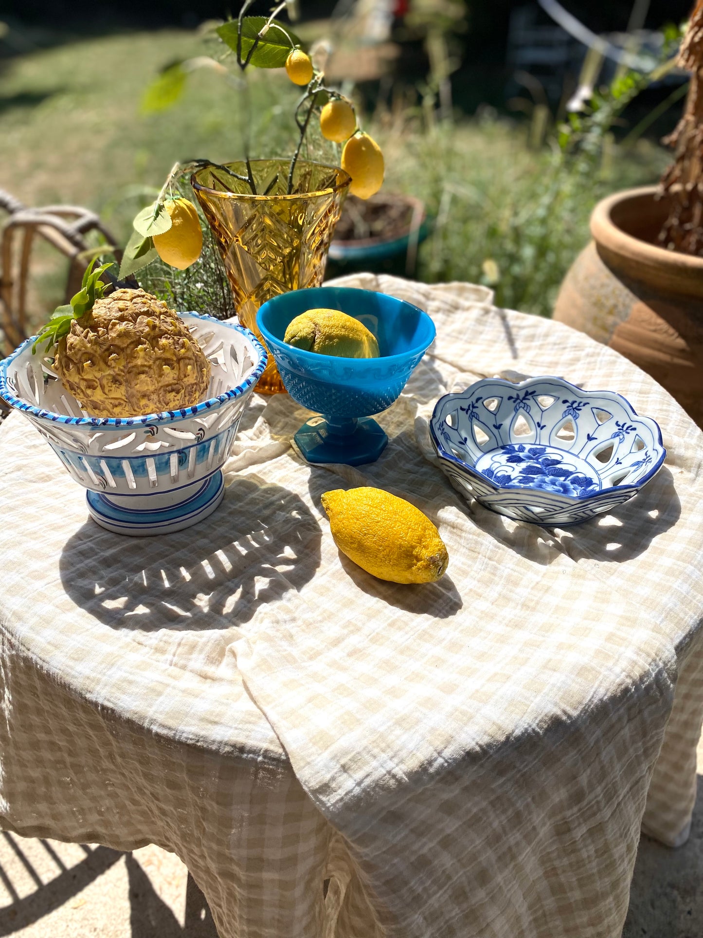 Corbeille à fruits ajourée en faïence vintage