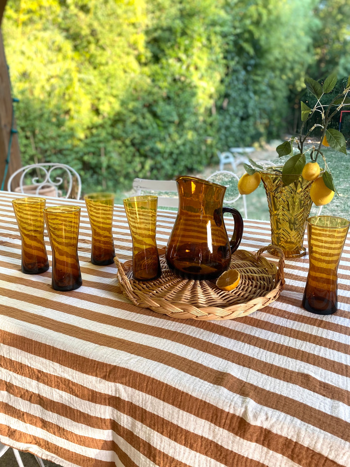 Service à orangeade vintage — pichet et 5 verres en verre soufflé ambré