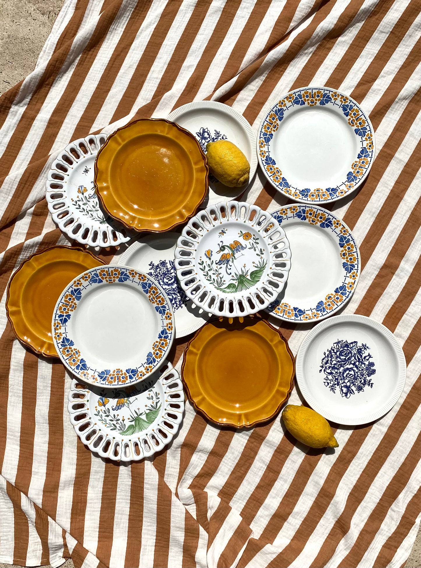 Ensemble de douze assiettes à dessert vintage dépareillées