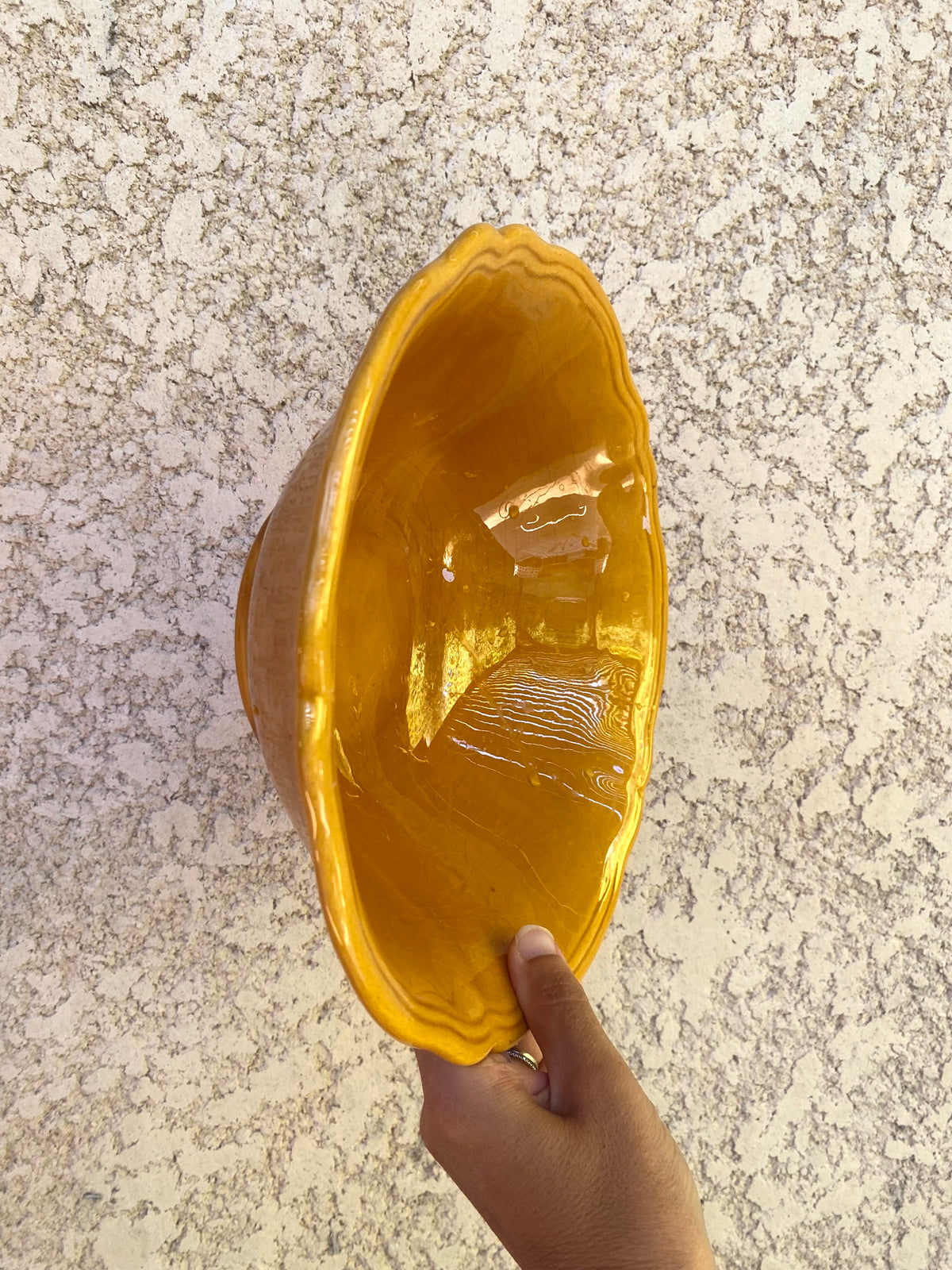 Saladier en céramique jaune moutarde, bord festonné — 1970
