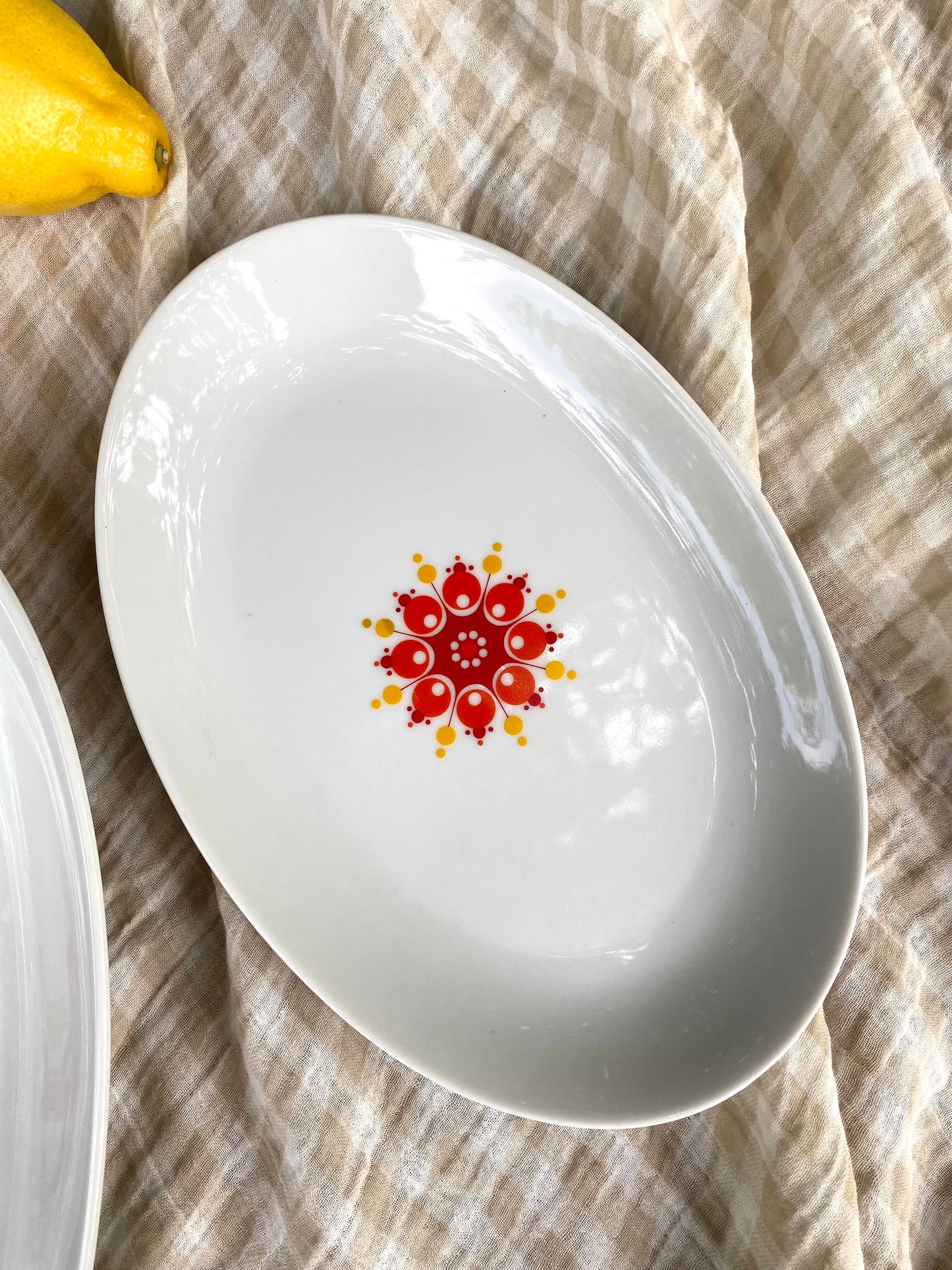 Duo de plats ovales en porcelaine à décor soleil pop — années 70
