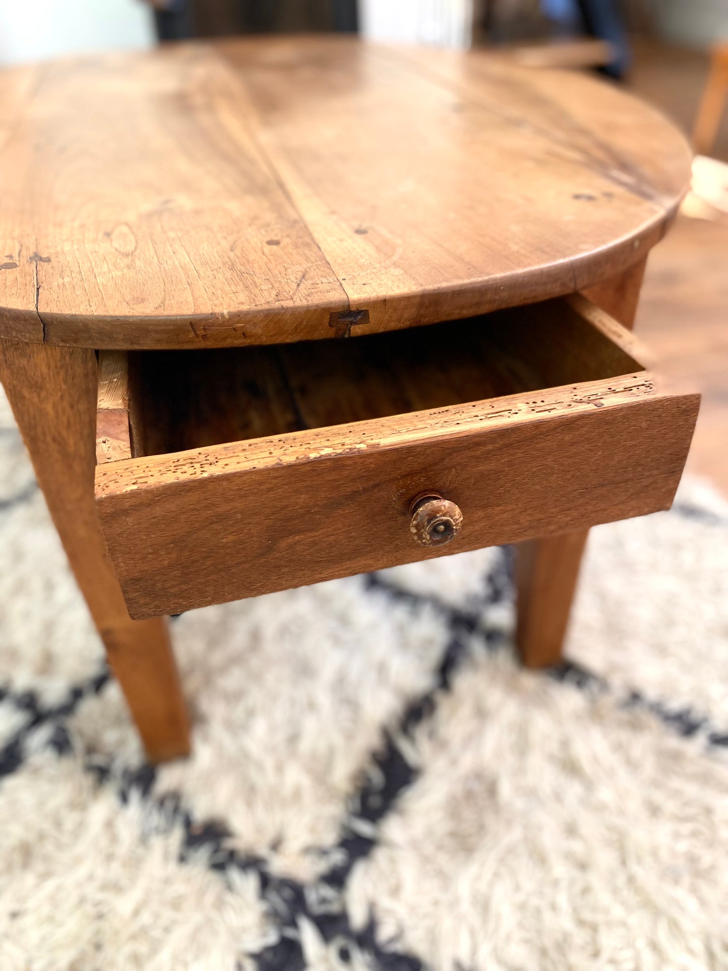 Table basse ancienne en noyer de 1900