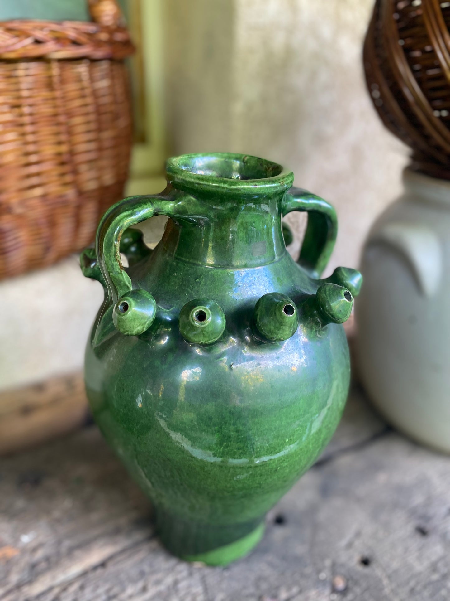 Cruche à picots en terre cuite émaillée verte
