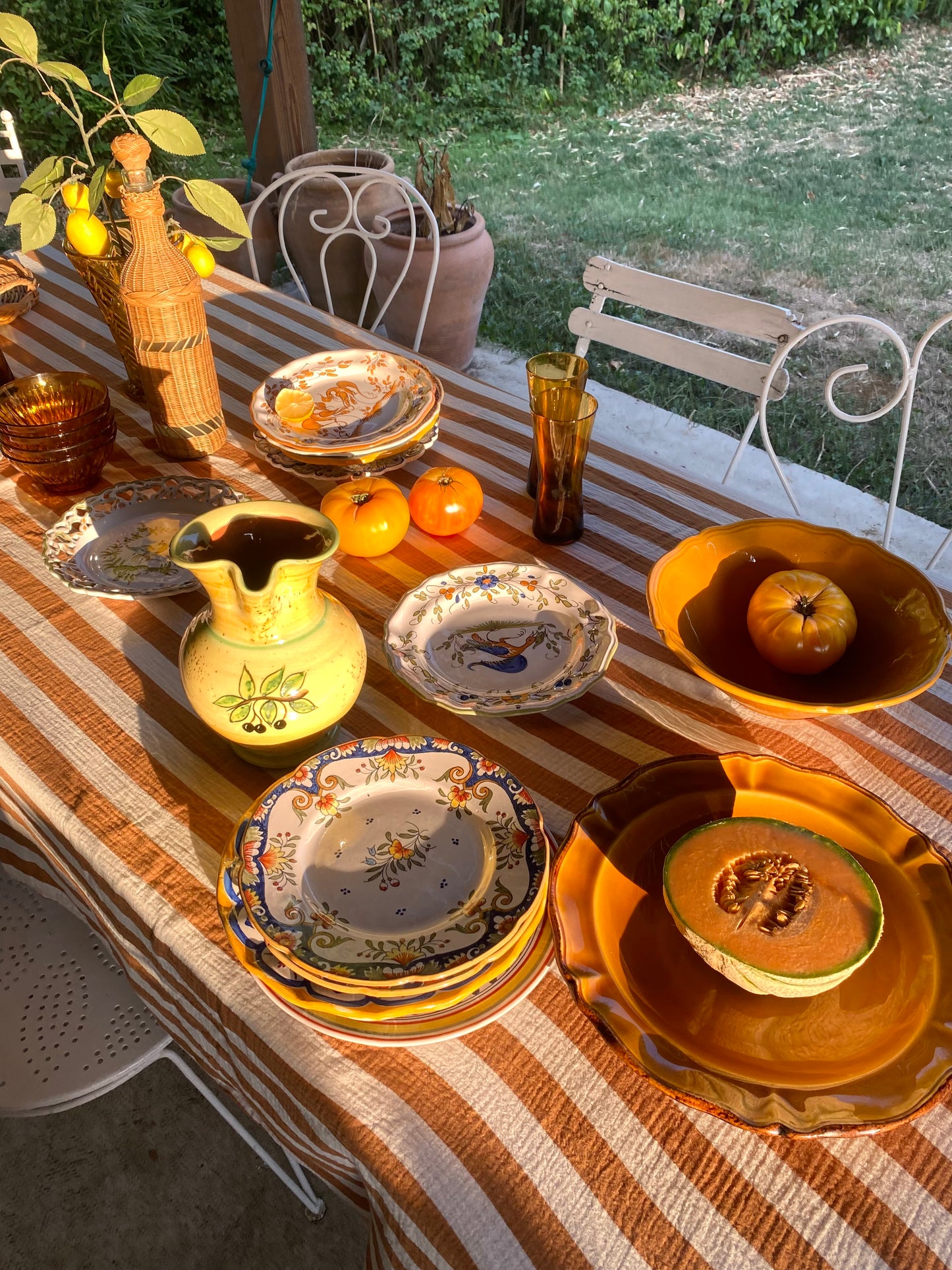 Pichet ancien en faïence jaune, décor peint main
