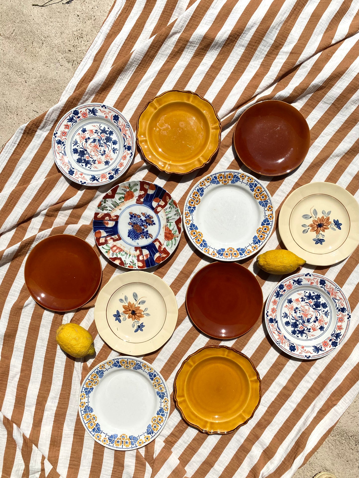 Ensemble de 12 assiettes anciennes dépareillées