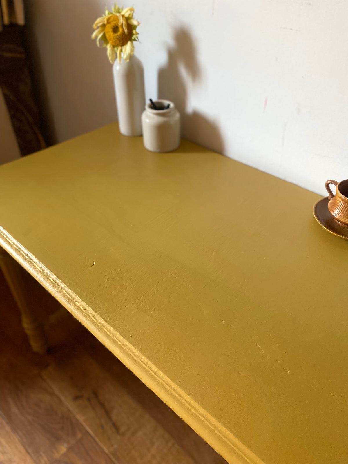 Table bureau fin XIXe peinte moutarde, entretoise tournée