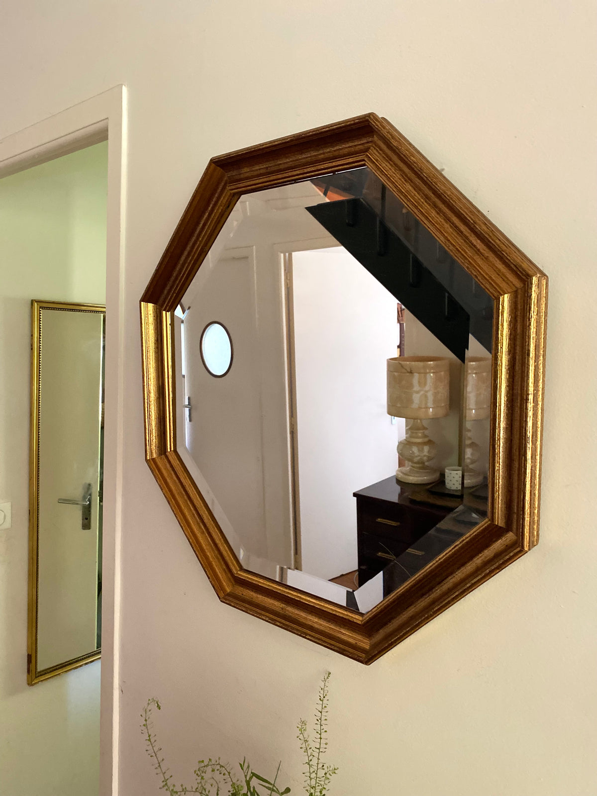 Miroir octogonal en bois doré, verre biseauté, années 70