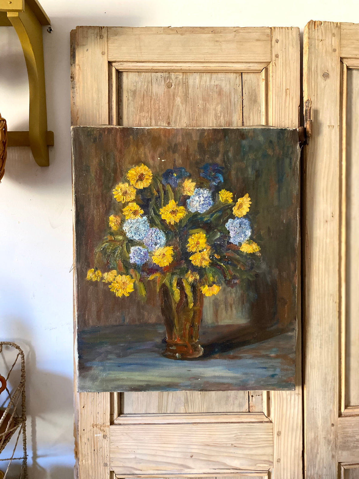 Huile sur toile, bouquet de fleurs jaunes et bleues, milieu XXe
