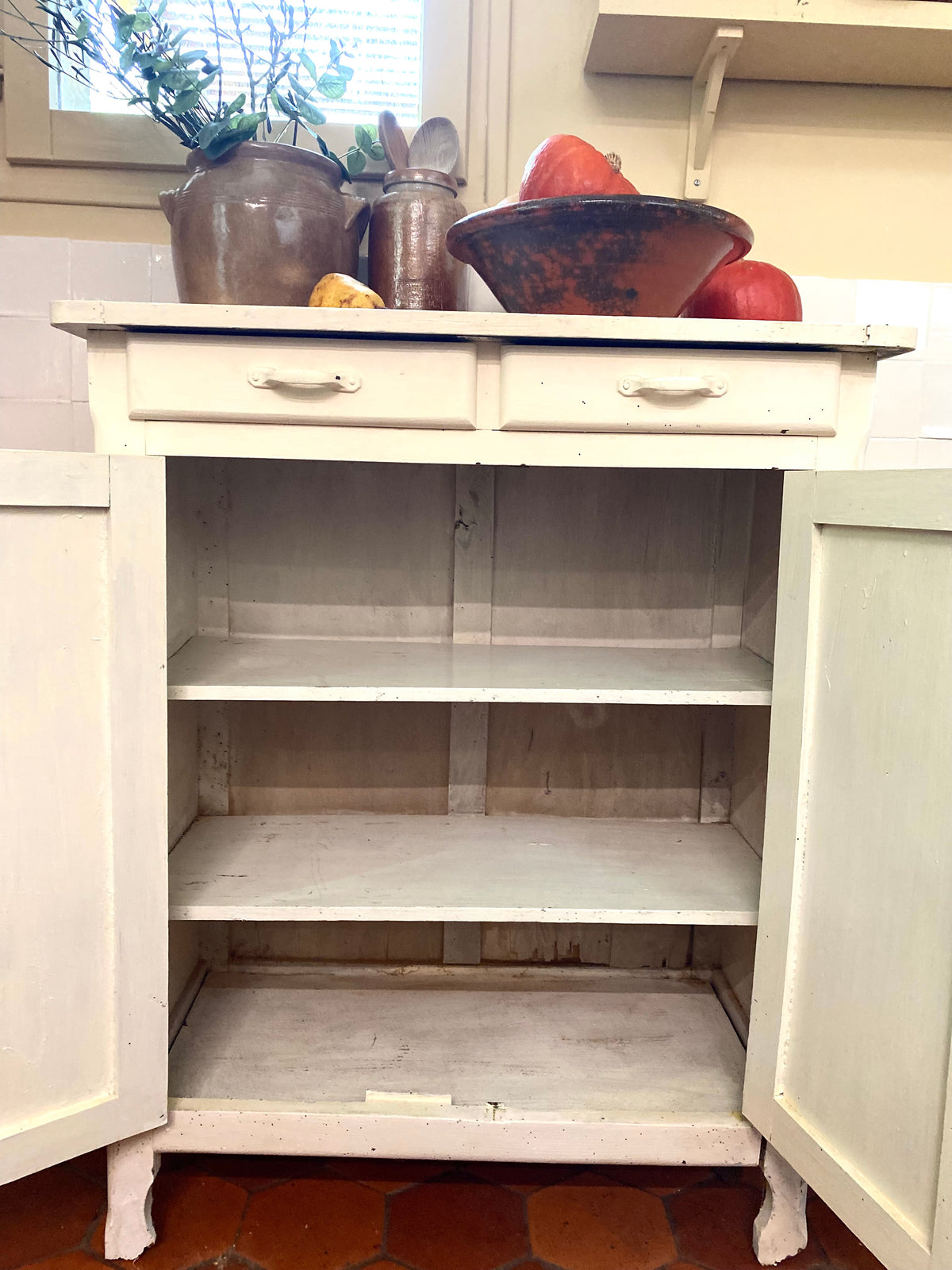 Petit buffet bas crème deux portes et deux tiroirs, début XXe