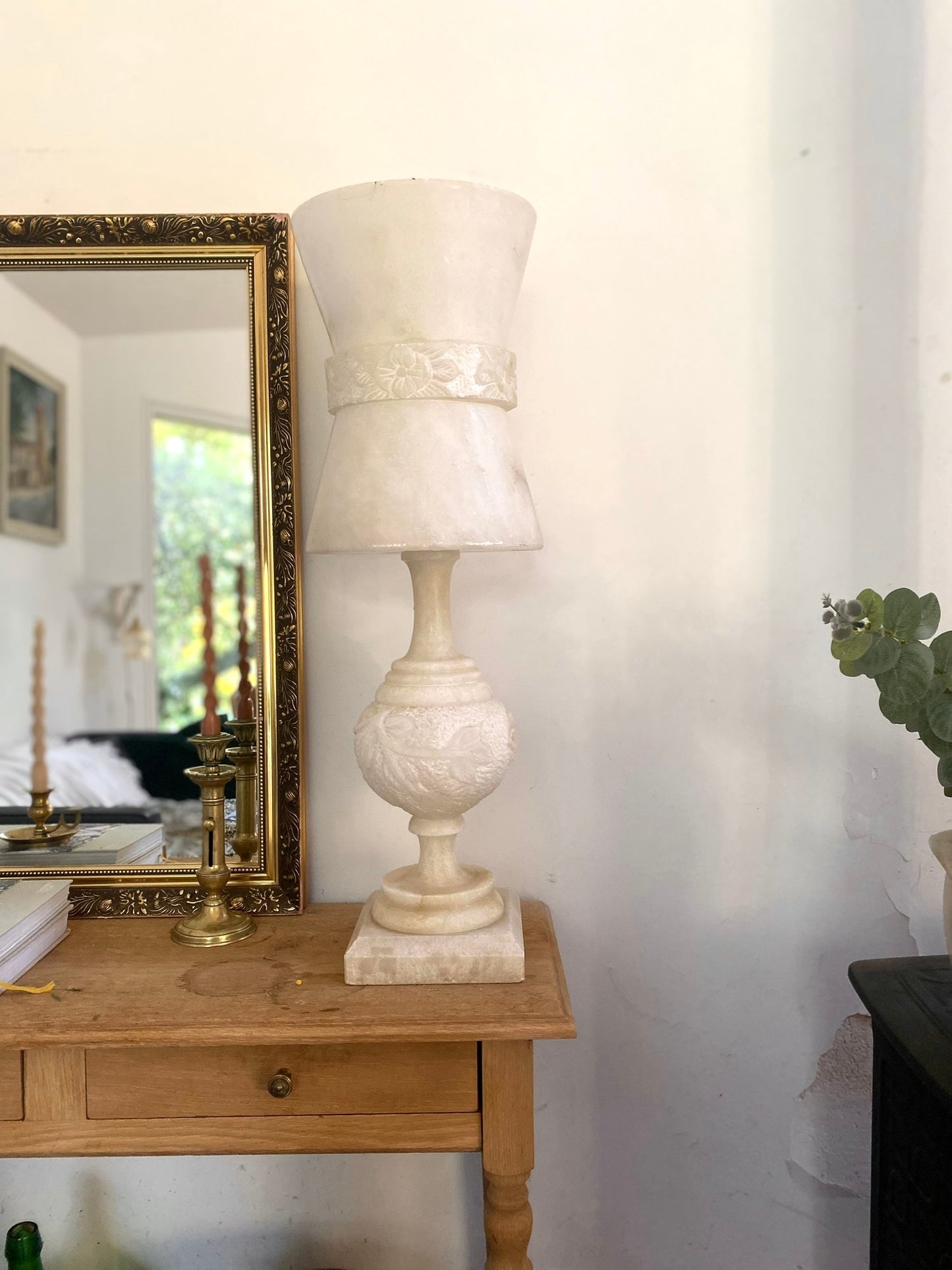 Grande Lampe d'Exception en Albâtre Sculpté - Style Néoclassique 1950