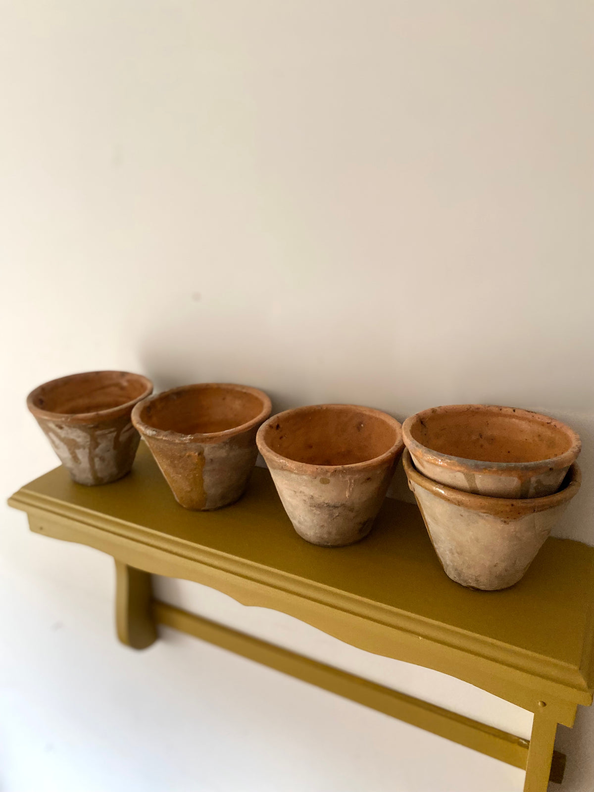 Lot de 5 pots de résinier anciens en terre vernissée