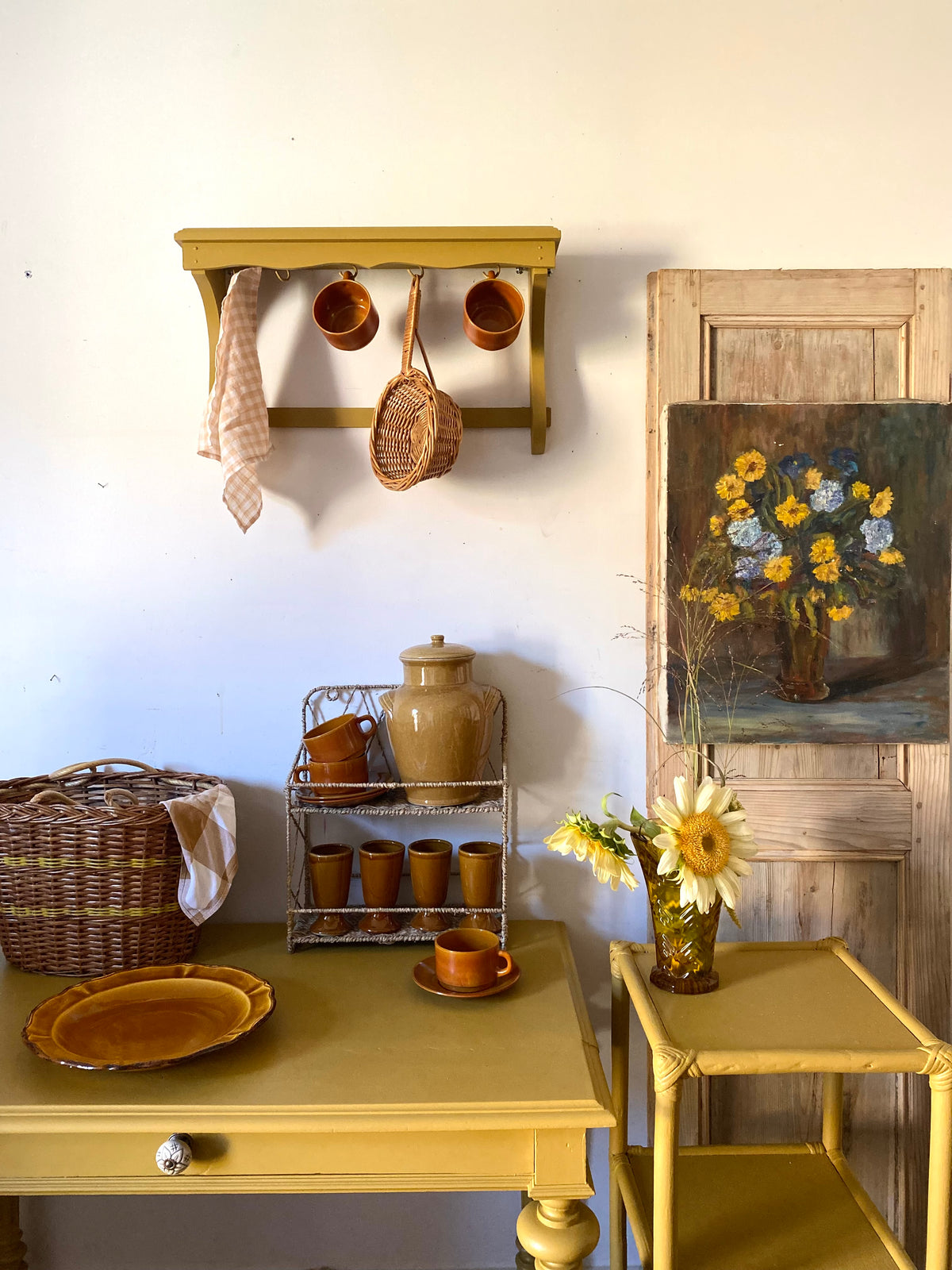 Étagère murale rustique, bois peint ocre moutarde