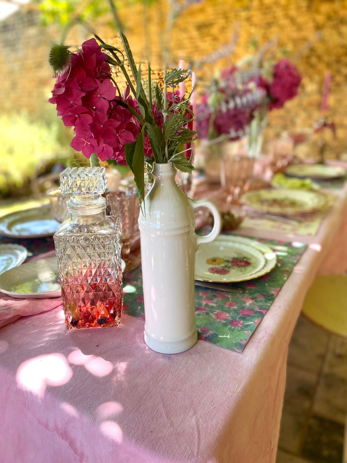 Bouteille en céramique blanche