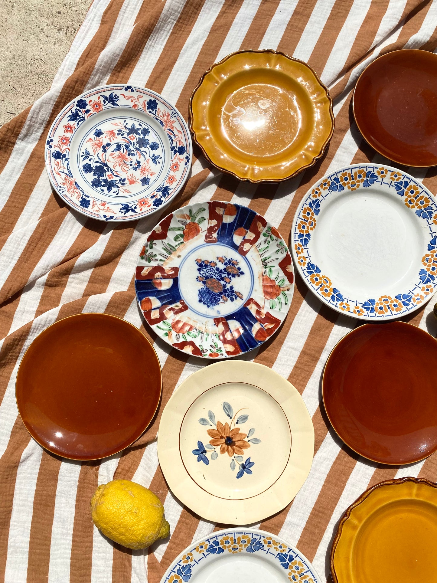 Ensemble de 12 assiettes anciennes dépareillées