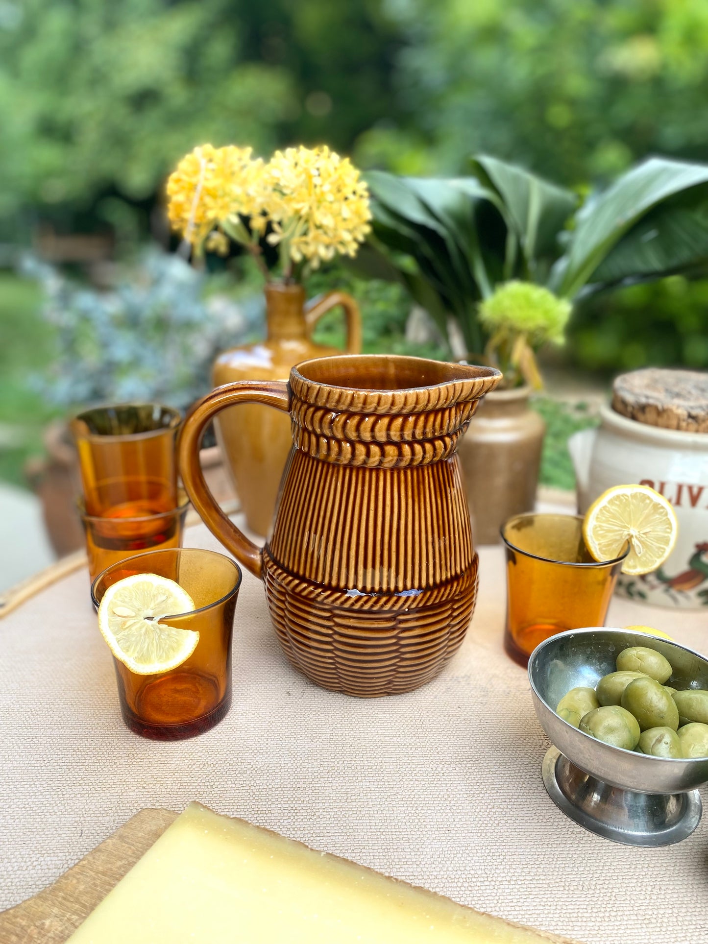 Pichet en céramique ancienne