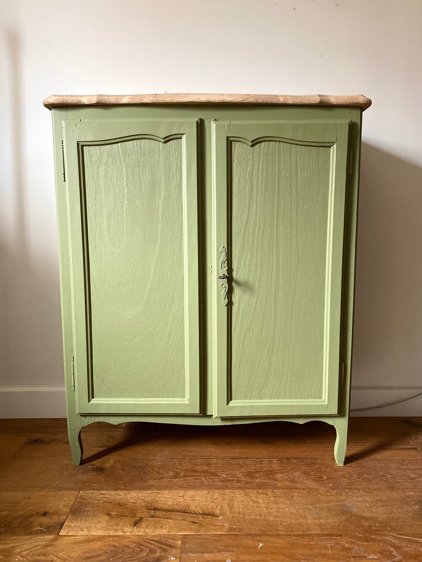 Buffet parisien ancien à chaussures