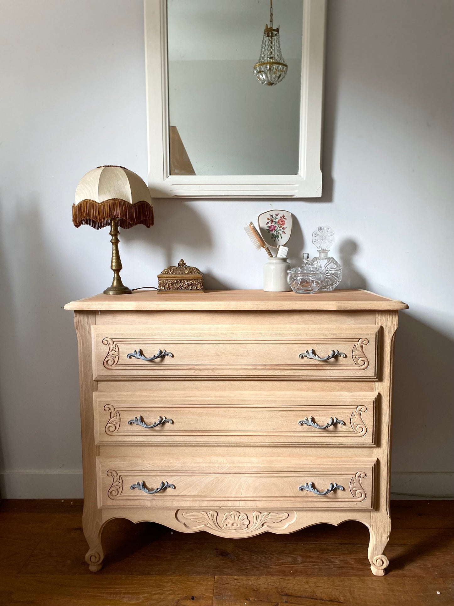 Commode de style à trois tiroirs en bois ancien rénové