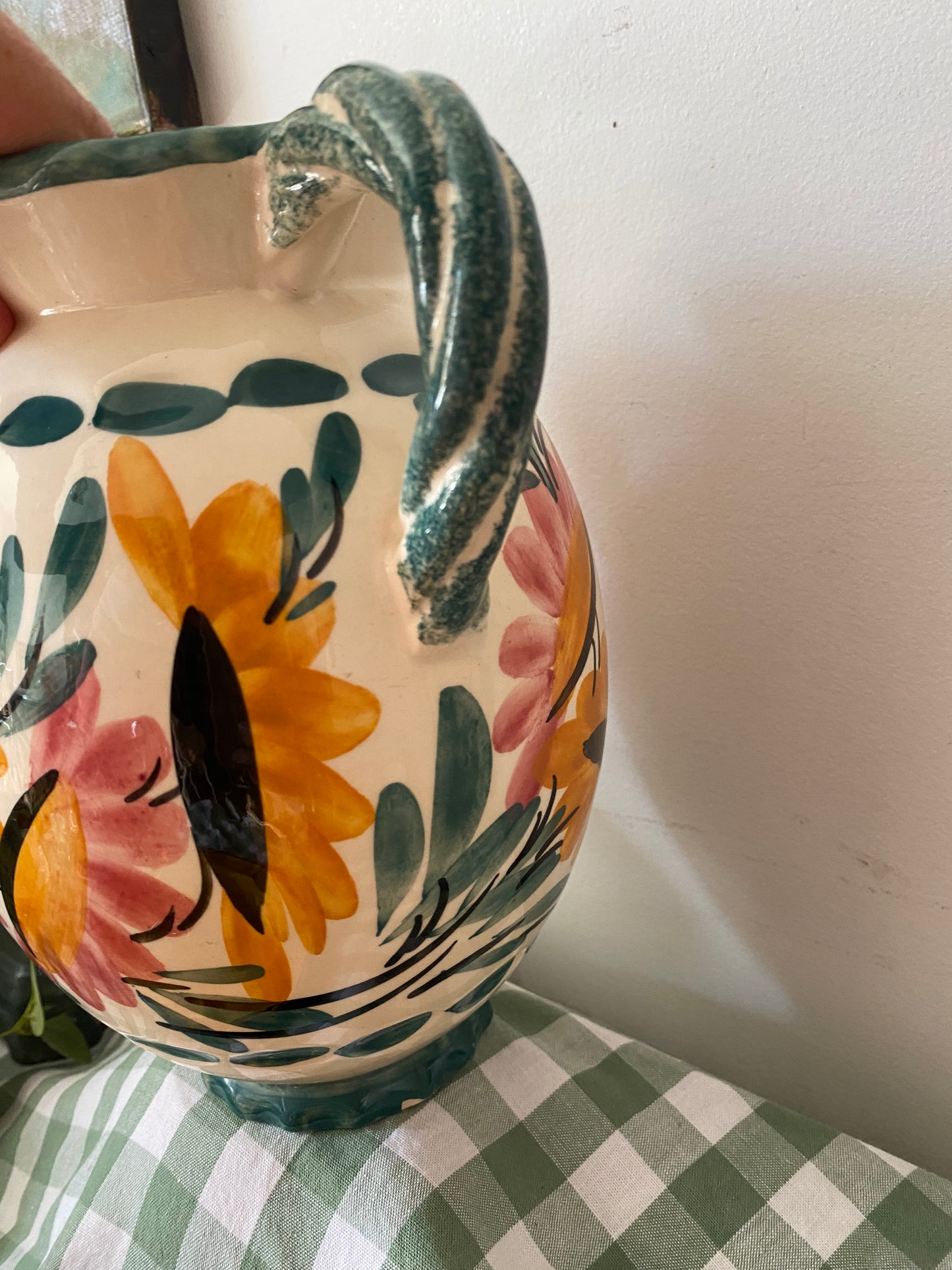 Vase à deux anses en céramique peinte, décor floral