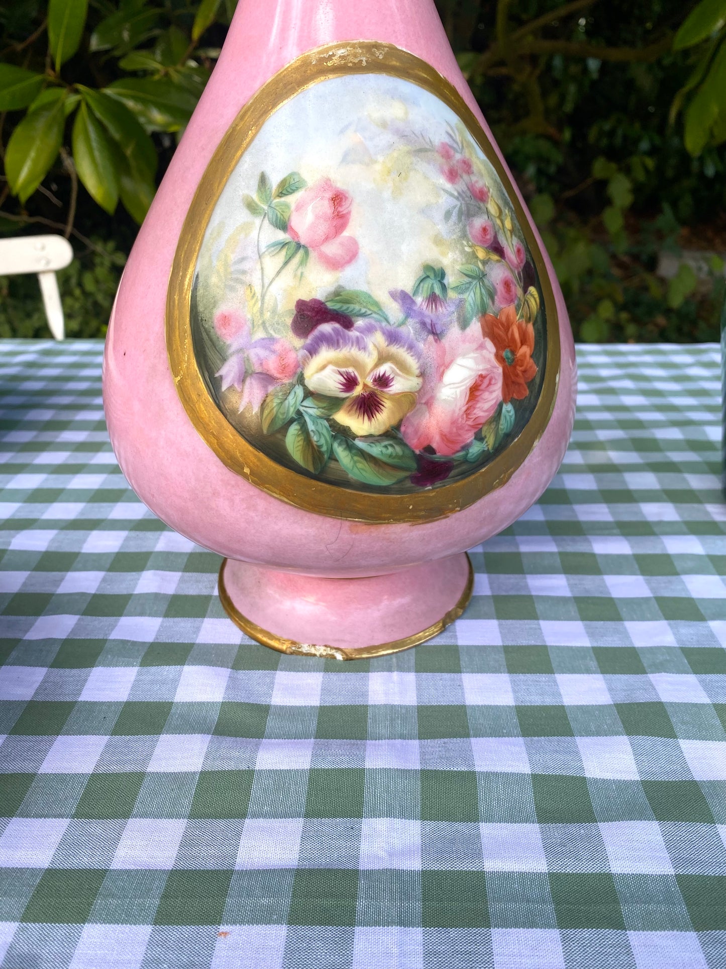 Vase balustre en porcelaine à fond rose, médaillon floral peint XIXe siècle.