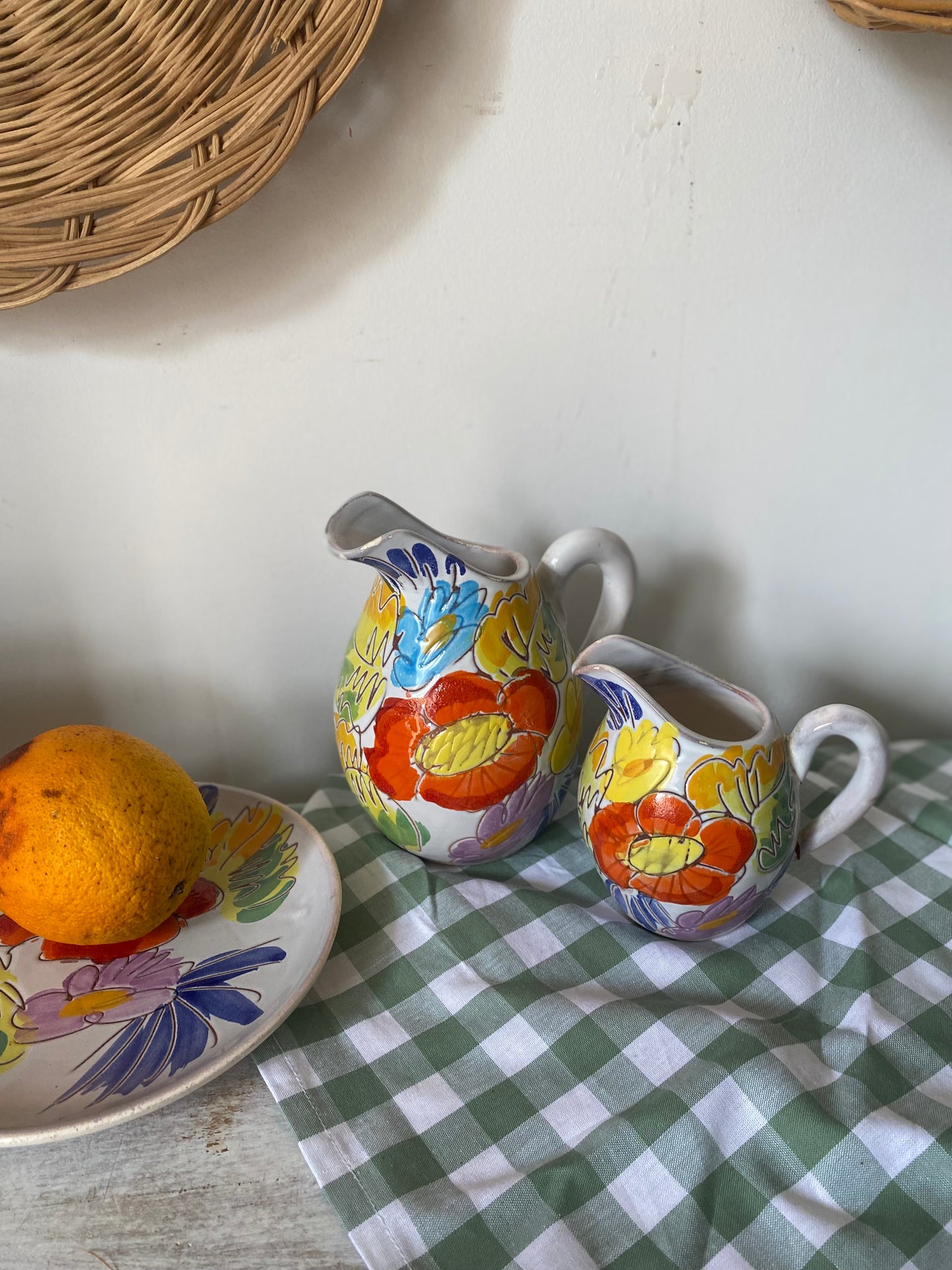 Duo de pichets en faïence peinte main - motif floral