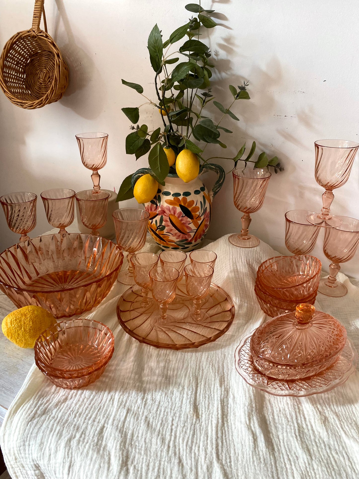 Beurrier ancien en verre pressé rose