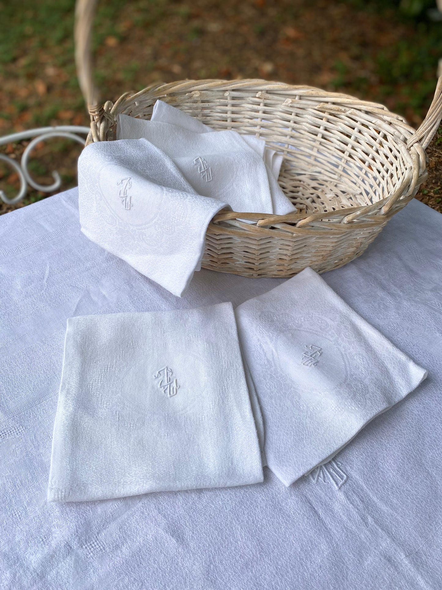Service de table ancien en damassé blanc monogrammé début XXe siècle. Nappe 200x145 cm et 8 serviettes assorties