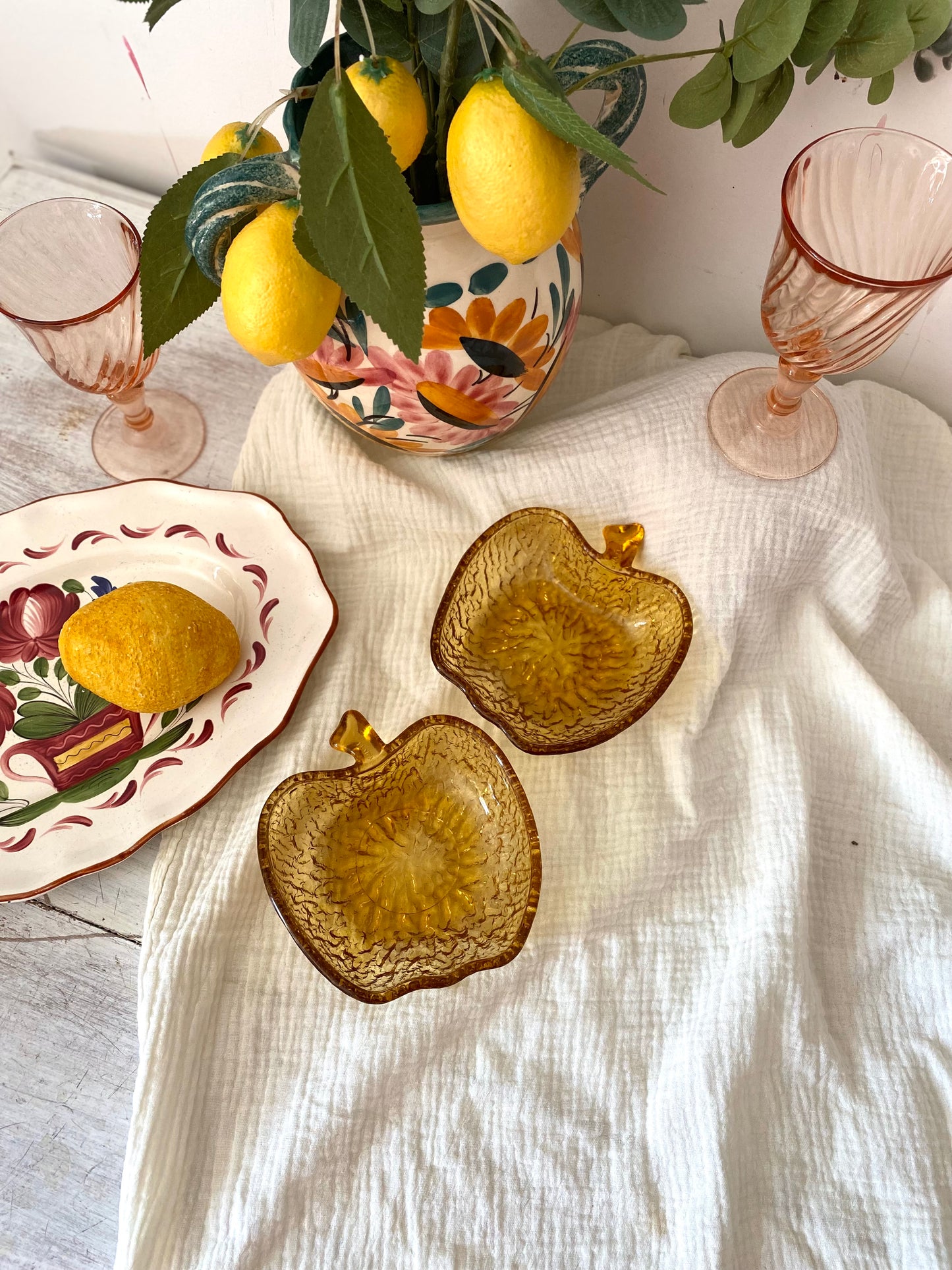 Duo de coupelles pomme en verre pressé ambré, vintage années 60-70