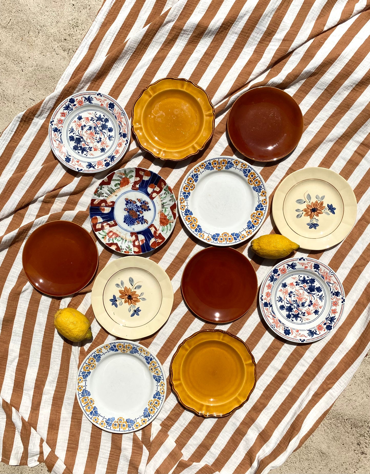 Ensemble de 12 assiettes anciennes dépareillées