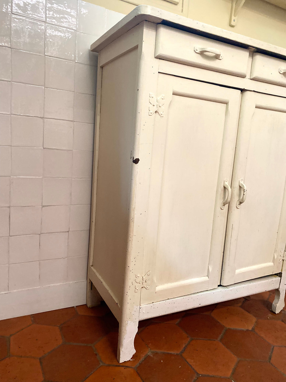 Petit buffet bas crème deux portes et deux tiroirs, début XXe