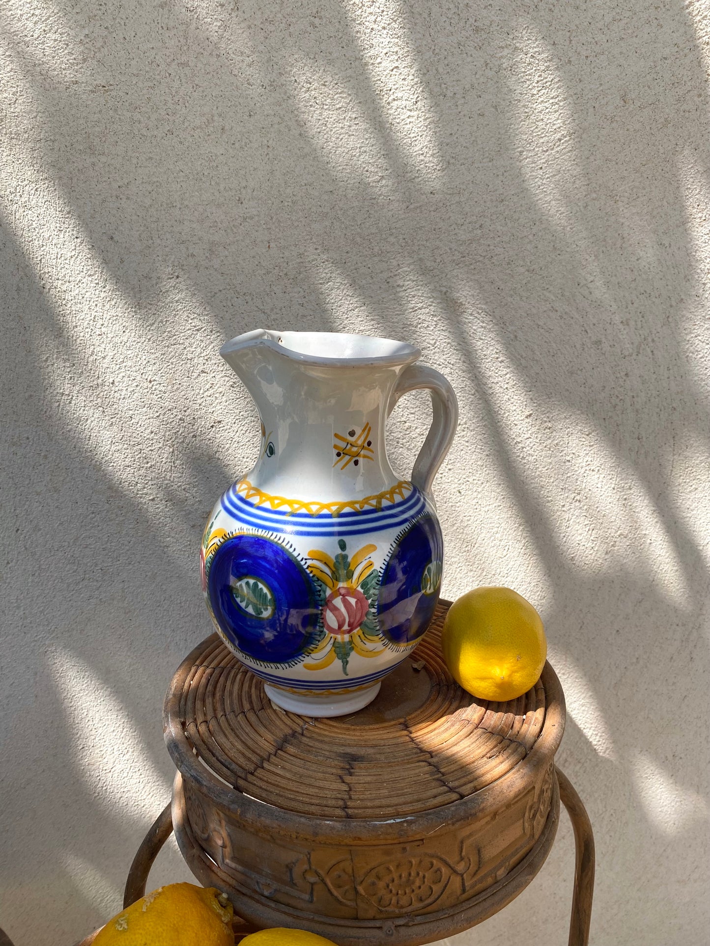 Pichet en faïence peinte, décor méditerranéen