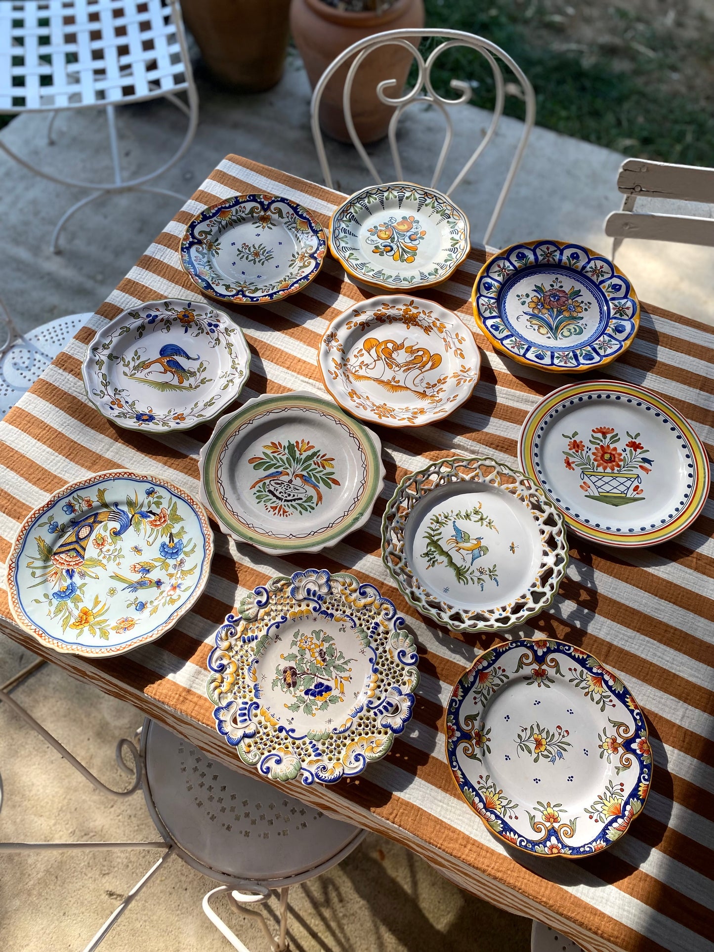 Service dépareillé de 11 assiettes en faïence peinte à la main