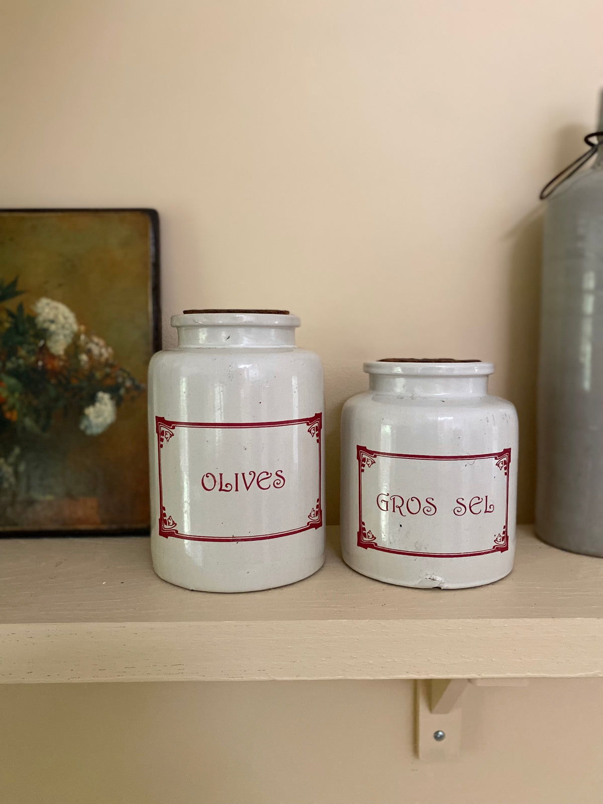 Paire de pots en grès blanc « Olives » et « Gros sel », décor rouge Art nouveau