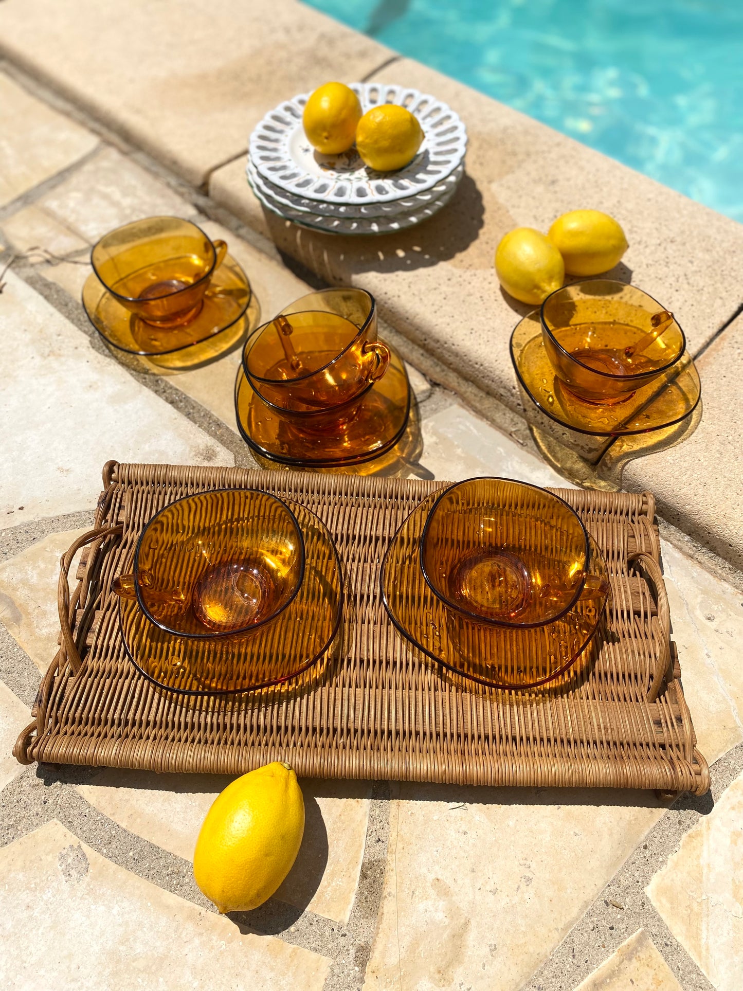 Tasses et soucoupes en verre ambré, plateau en osier