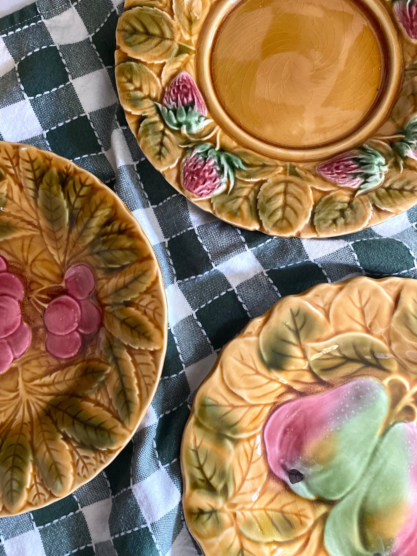 Assiettes à dessert en barbotine