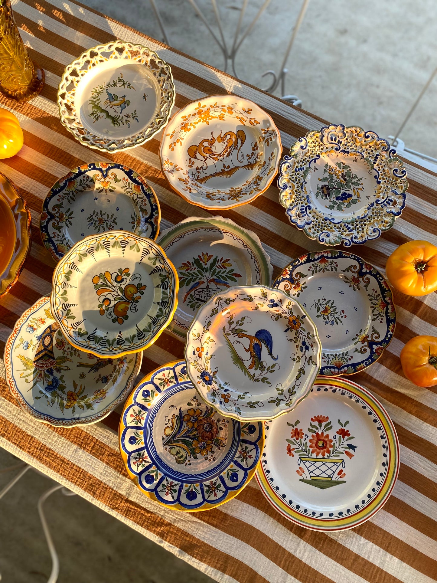 Service dépareillé de 11 assiettes en faïence peinte à la main