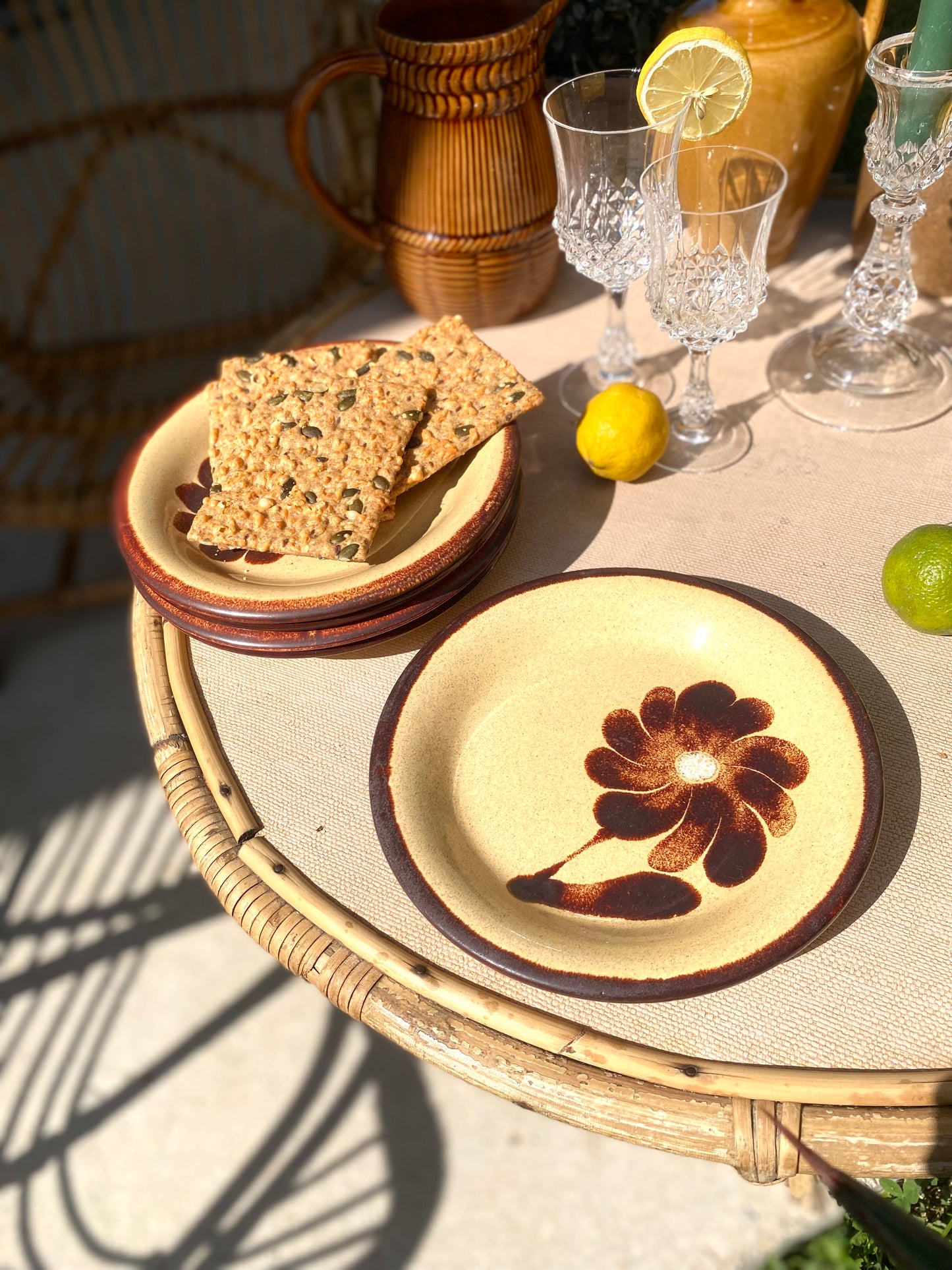 Petites assiettes en grès ancien