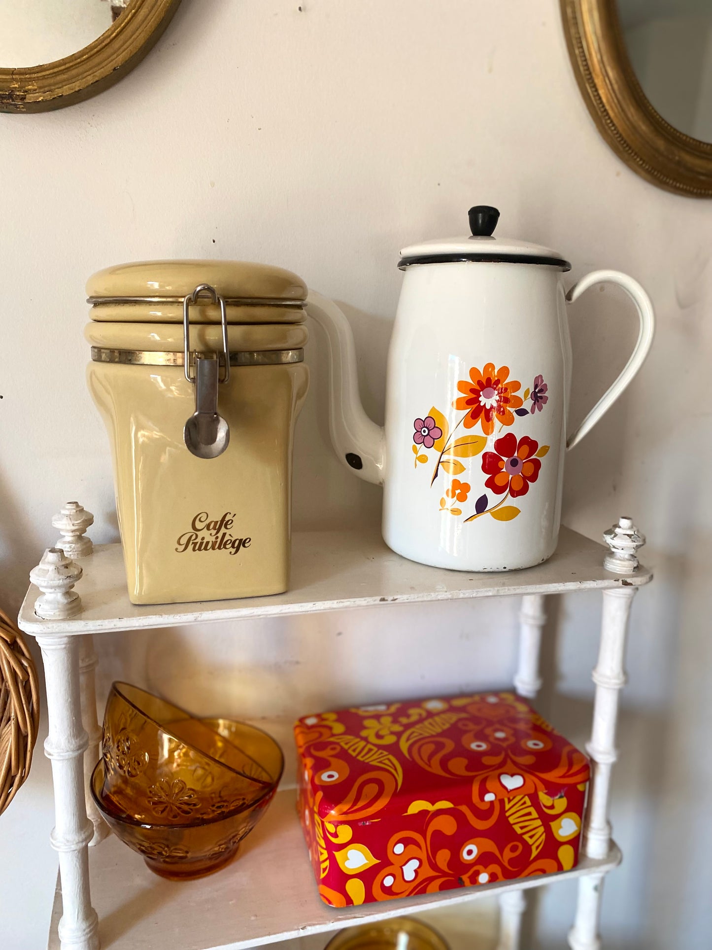 Cafetière en tôle émaillée à décor floral, années 1970