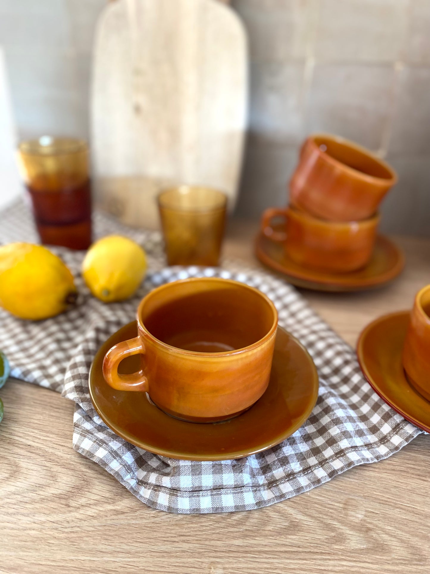 Lot de 4 tasses et soucoupes vintage en céramique caramel