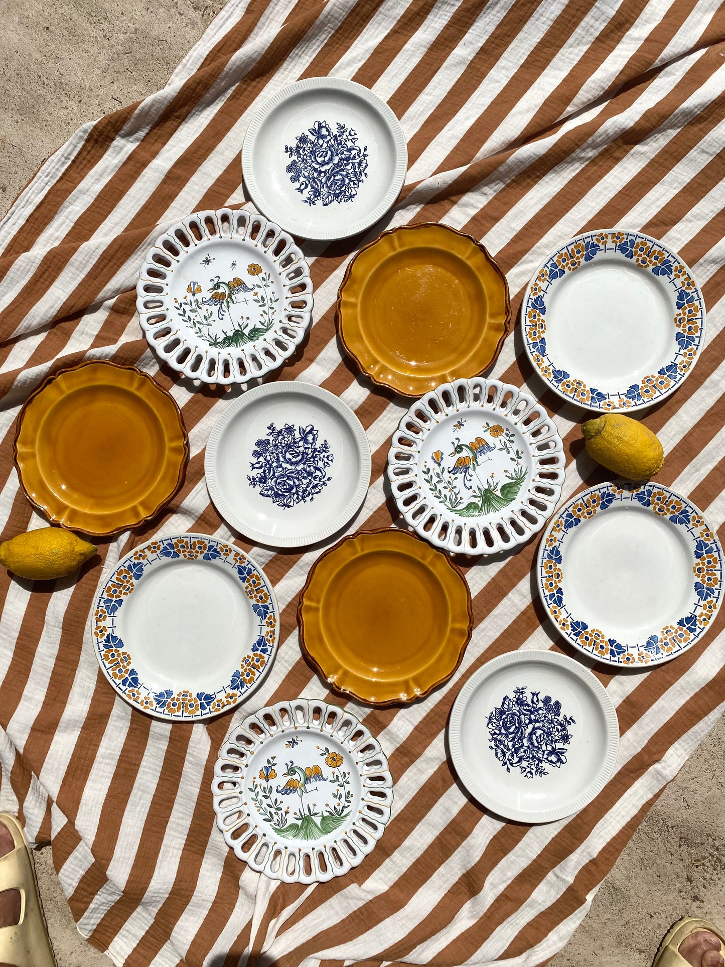 Ensemble de douze assiettes à dessert vintage dépareillées