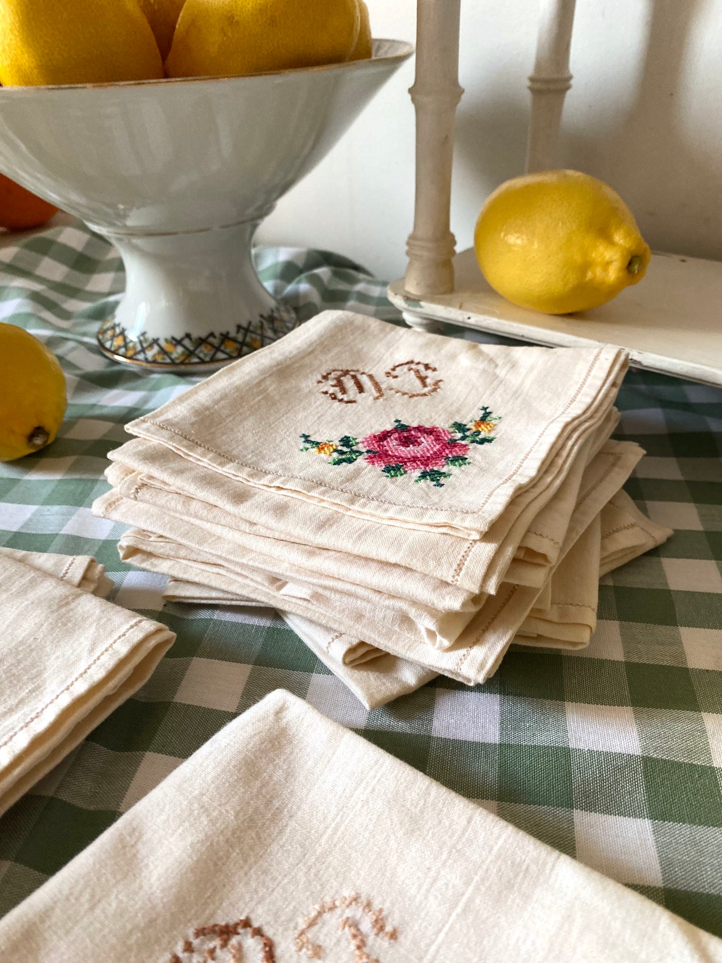 Douze serviettes anciennes brodées, monogramme fleuri