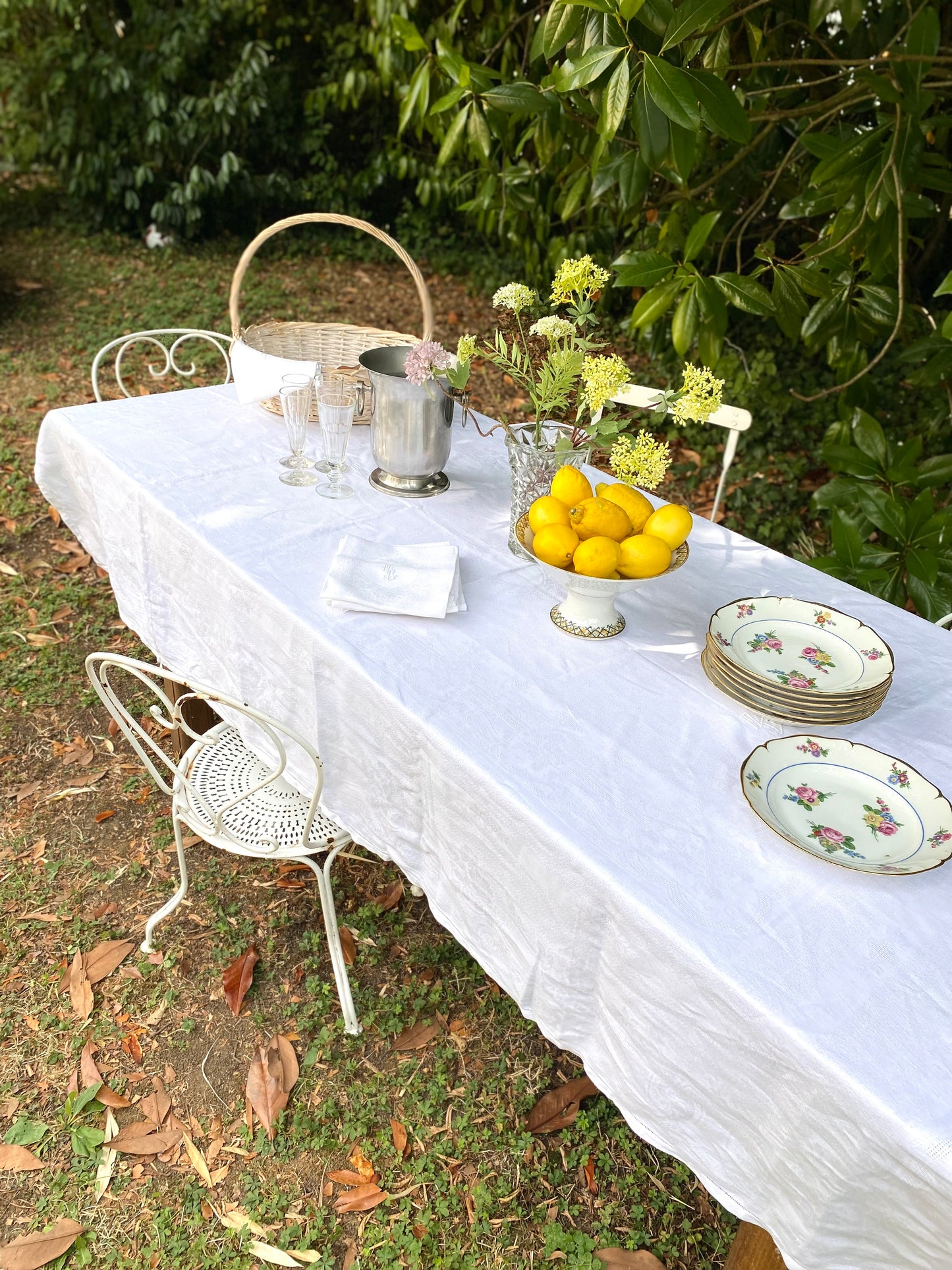 Service de table ancien en damassé blanc monogrammé début XXe siècle. Nappe 200x145 cm et 8 serviettes assorties