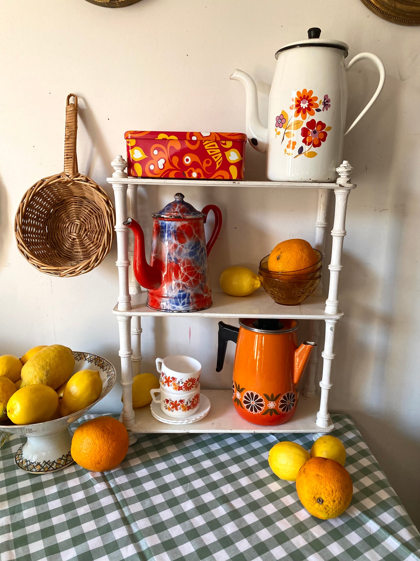 Cafetière en tôle émaillée à décor marbré, années 1920-1930