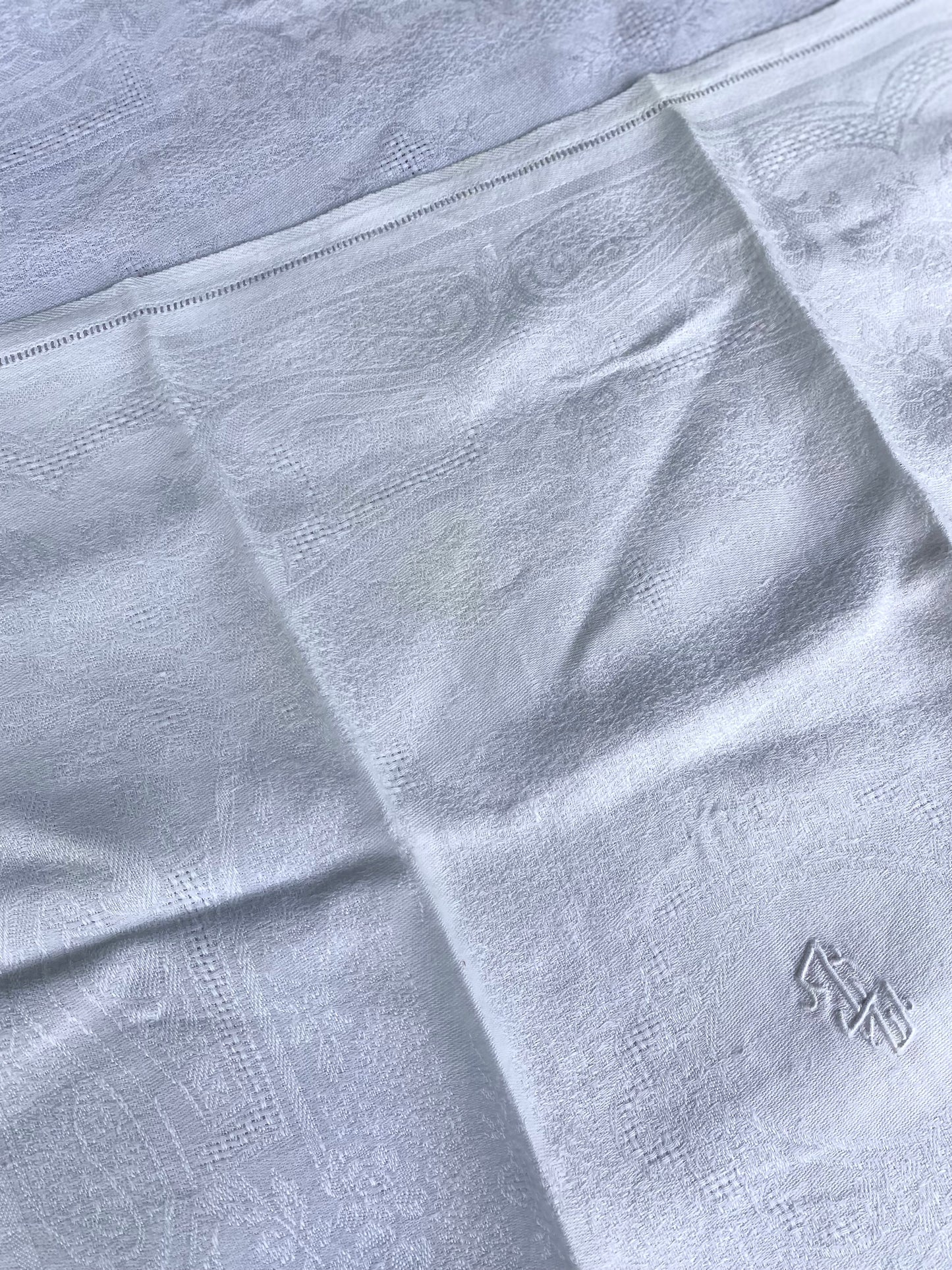 Service de table ancien en damassé blanc monogrammé début XXe siècle. Nappe 200x145 cm et 8 serviettes assorties