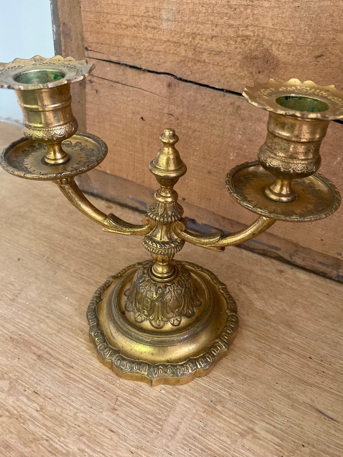 Candélabre deux bras en laiton doré — style Louis XV