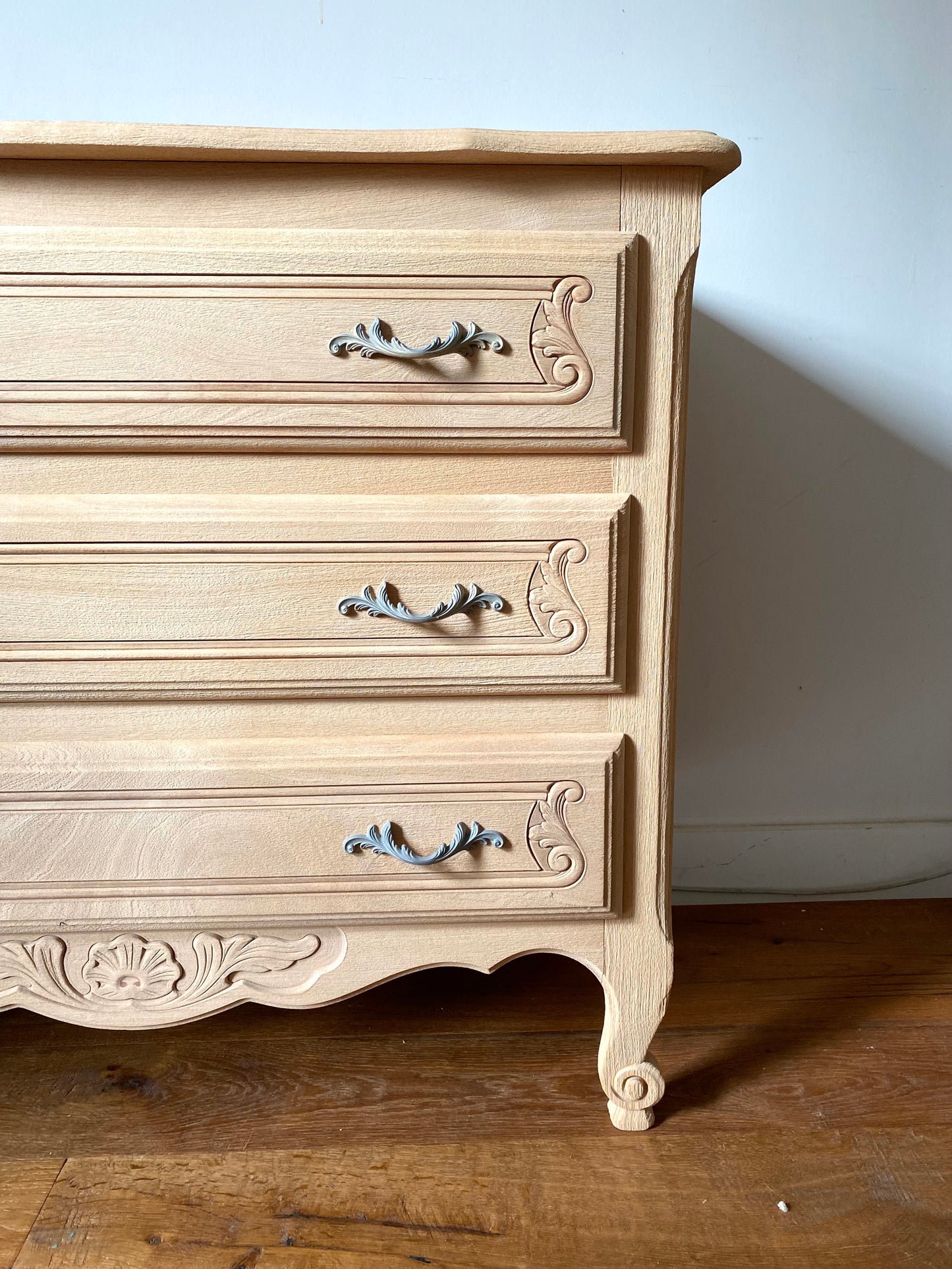 Commode de style à trois tiroirs en bois ancien rénové