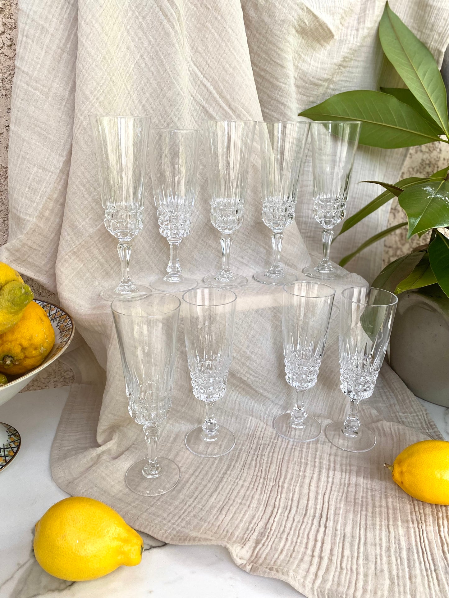 Service de 9 flûtes à champagne dépareillées, verre et cristal taillé